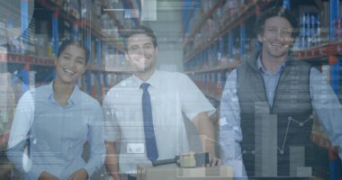 Depoda çalışan kadın ve erkeklerin istatistik ve mali veri işleme görüntüleri. küresel gönderim ve bağlantılar konsepti dijital olarak oluşturulmuş görüntü.