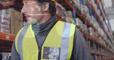 Depoda çalışanların veri işleme görüntüsü. küresel sevkiyat, dağıtım ve bağlantılar konsepti dijital olarak oluşturuldu.