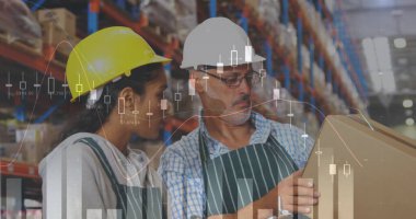 Depoda çalışanların veri işleme görüntüsü. küresel sevkiyat, dağıtım ve bağlantılar konsepti dijital olarak oluşturuldu.