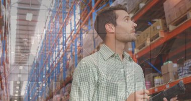 Depoda çalışan adamın veri işleme görüntüsü. küresel sevkiyat, dağıtım ve bağlantılar konsepti dijital olarak oluşturuldu.