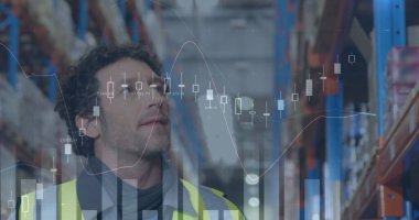 Depoda çalışan adamın istatistik ve mali veri işleme görüntüsü. küresel gönderim ve bağlantılar konsepti dijital olarak oluşturulmuş görüntü.