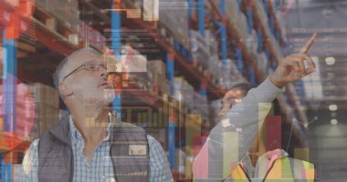 Depoda çalışanların veri işleme görüntüsü. küresel sevkiyat, dağıtım ve bağlantılar konsepti dijital olarak oluşturuldu.