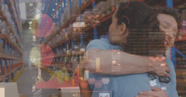 Depoda kucaklaşan insanların veri işleme görüntüsü. küresel sevkiyat, dağıtım ve bağlantılar konsepti dijital olarak oluşturuldu.