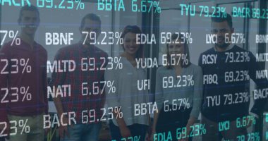 Ofisteki iş adamları üzerinde finansal veri işleme resmi. küresel iş, finans, veri işleme ve dijital olarak oluşturulmuş görüntü konsepti.