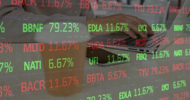 Laptop kullanan bir kadının finansal veri işleme görüntüsü. küresel iş, finans ve veri işleme kavramı dijital olarak oluşturulmuş görüntü.