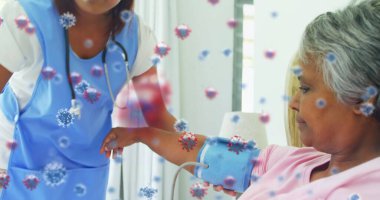 Okulda, sağlık çalışanları kan basıncını ölçerken virüs hücreleri havada uçuşuyor. Sağlık, salgın, hemşire, sağlık, hastalık, hastane