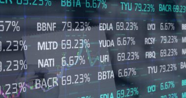 Not defterinden finansal veri işleme resmi. küresel alışveriş, iş, dijital arayüz, teknoloji ve ağ konsepti dijital olarak oluşturulmuş görüntü.