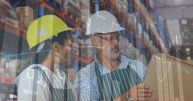 Depoda çalışanların veri işleme görüntüsü. küresel sevkiyat, dağıtım ve bağlantılar konsepti dijital olarak oluşturuldu.