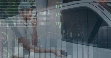 Arabadan inen adamın veri işleme görüntüsü. küresel sevkiyat, dağıtım ve bağlantılar konsepti dijital olarak oluşturuldu.