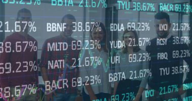 Ofiste çalışan iş adamlarının mali veri işleme görüntüsü. küresel iş, bağlantılar, dijital arayüz ve teknoloji konsepti dijital olarak oluşturulmuş görüntü.