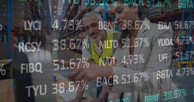 Depoda çalışanların veri işleme görüntüsü. küresel sevkiyat, dağıtım ve bağlantılar konsepti dijital olarak oluşturuldu.