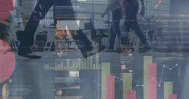 Ofiste yürüyen iş adamlarının finansal veri işleme görüntüsü. küresel finans, iş ve dijital arayüz kavramı dijital olarak oluşturulmuş görüntü.