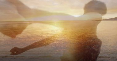 Afrika kökenli Amerikalı bir çiftin gün batımında sahilde el ele tutuşması. Birlikte boş zaman geçirmek, mutlu tatiller ve boş zaman, dijital olarak oluşturulmuş görüntü..