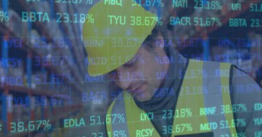 Depoda çalışan bir adamın mali veri işleme görüntüsü. küresel gönderim ve bağlantılar konsepti dijital olarak oluşturulmuş görüntü.