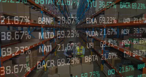 Depoda çalışanların veri işleme görüntüsü. küresel sevkiyat, dağıtım ve bağlantılar konsepti dijital olarak oluşturuldu.