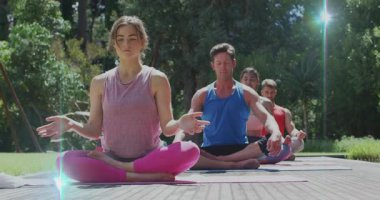 Açık havada yoga pratiği, göğüs bölgesinde parlayan ışık animasyonu olan insanlar. Meditasyon, denge, zindelik, sağlık, nefes, uyum