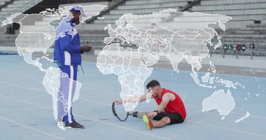Sporcu koçla pistte geriniyor, dünya haritası animasyonu örtüyor. Spor, koçluk, antrenman, spor, egzersiz, ısınma.