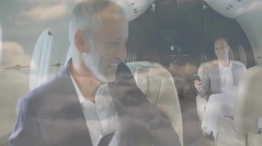 İş adamları özel jetlerinde bulut animasyonlarıyla akıllı telefonlar kullanıyor. Lüks, seyahat, teknoloji, havacılık, iş seyahati, ağ kurma