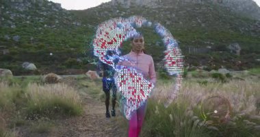 Dijital zindelik verileriyle koşu yapan iki kişi animasyonu örtüyor. egzersiz, teknoloji, açık hava, izleme