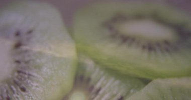 Dilimlenmiş kivi meyvesi tohumları ve canlı yeşil eti yakından görüyor. taze, tropikal, sağlıklı, sulu, doku