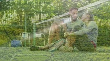 Tenis kortunda oturan, raketli çift yemyeşil animasyonlarla çevrili. spor, doğa, eğlence, aktivite, eğlence