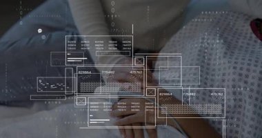 Dijital veri işleme animasyonu rahatlatıcı bir hareketle el ele tutuşmanın üzerinde. Teknoloji, destek, bağlantı, yenilik, yardım, sanal