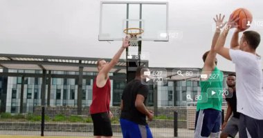 Basketbolcular, spor salonunda sosyal medya tebligatlarıyla basketbol oynuyorlar. Spor, spor salonu, takım çalışması, rekabet, teknoloji, dijital