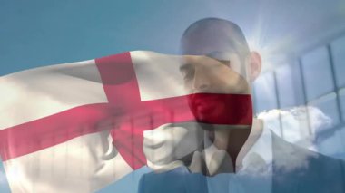 Parlak güneş ışığında, İngiliz bayraklı adam animasyon arka planda uzanır. Vatanseverlik, kutlama, ulusal kimlik, gurur, özgürlük, sembolik