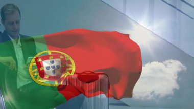 Güneşli gökyüzünün altında bavuluyla Portekiz bayrağı sallıyordu. Vatanseverlik, ulaşım, iş gezisi, güneş ışığı