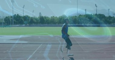 Dijital veri işleme animasyon örtüsüyle pistte koşan bir atlet. Spor, fitness, teknoloji, yenilik, analitik, eğitim