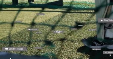 Yeşil sahada kriket antrenmanı, dijital bilgilendirme animasyonu olan oyuncu. Spor, atlet, eğitim, teknoloji, açık hava, sanal