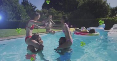 İnsanlar bilardoda yüzen yoncalarla su üstünde tavuk dövüşü yapıyorlar. Yüzme, havuz partisi, su sporları, yaz eğlencesi, yarışma, su sporları