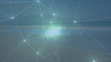 Plaj sahnesinde parlayan bağlantılar ve veri işleme animasyonu ağı. Teknoloji, dijital, bağlantı, fütürist
