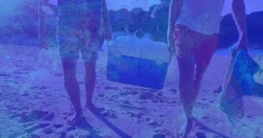 Soğutucu ve çanta taşıyan, kumlu plajdaki insanlar animasyon mavisi kaplamalı. Tatil, dinlenme, deniz kenarı, yaz, tatil, seyahat