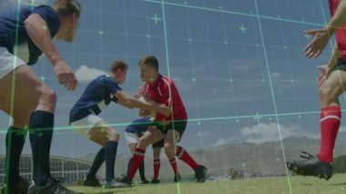 Sahada, dijital ızgaralı futbolcular eşleşme analizi animasyonu için üst üste biniyor. Spor, atlet, takım çalışması, strateji, analitik, rekabet