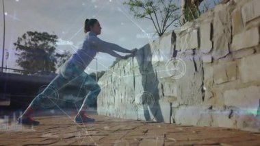 Açık havada egzersiz yapan, dijital veri grafiklerini canlandıran bir kadın. Fitness, teknoloji, aktif, sağlık, izleme, yenilik
