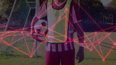 Futbolcu saha üzerinde ağ bağlantıları olan topu tutuyor. atlet, dijital, teknoloji, bağlantı, yenilik, takım çalışması