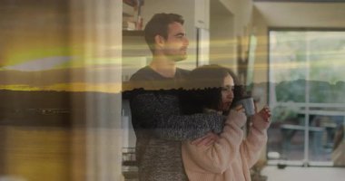 Arka planda günbatımı animasyonu olan birbirine sarılan çift. Romantizm, birliktelik, aşk, ilişki, sevgi