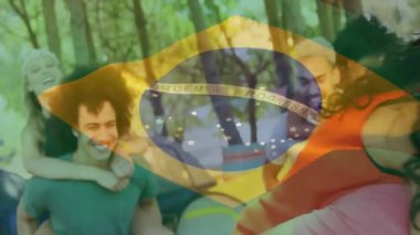 Brezilya bayrağı animasyonu açık hava manzarasında kamp yapan neşeli insanları kaplıyor. seyahat, macera, kutlama, doğa, açık hava, çeşitlilik