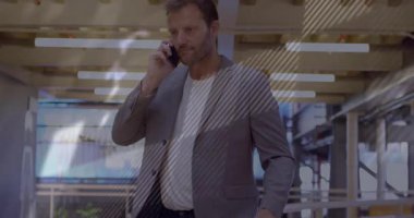 İş adamı telefonda dijital veri işleme animasyon örtüsüyle konuşuyor. Teknoloji, iletişim, yenilik, ağ, analiz, finans