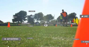 Sosyal medya bildirimleri ile sahada eğitim gören futbolcular animasyonu örtüyor. Spor, takım çalışması, futbol, atlet, fitness, dijital