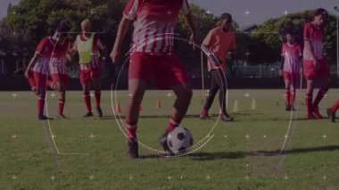 Genç futbolcular sahada dijital hedefleme animasyonu ile pratik yapıyorlar. takım çalışması, spor, eğitim, gençlik, rekabet, strateji