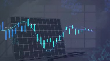 Finansal grafik animasyonu olan güneş paneli değişen veri eğilimlerini gösteriyor. Yenilenebilir enerji, teknoloji, finans, sürdürülebilirlik, yatırım