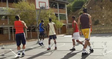Dışarıda basketbol oynarken, park sahnesinde insanlar animasyonla etkileşime geçiyor. eğlence, etkileşim, takım, şehir, eğlence