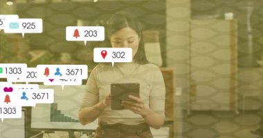 Akıllı telefon kullanan, sosyal medya bildirimlerini canlandıran okullu bir kadın. teknoloji, dijital, iletişim, etkileşim, bağlantı