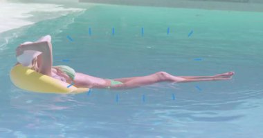 Havuzda süzülen sarı renkte bir kadın, şapka ve güneş gözlüğü takan bir kadın. Tatil, dinlenme, tatil, yaz, yüzme, su.