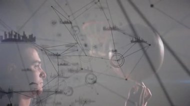 Dönen basketbol, okul ortamında veri işleme animasyonu yapan kişi. Teknoloji, eğitim, spor, atletik, analiz, dijital