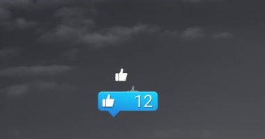 Bulutlu gökyüzü arkaplanına karşı 47 bildirim içeren onay simgelerinin canlandırılması. Onay, geri bildirim, sosyal medya, iletişim, pozitiflik, dijital