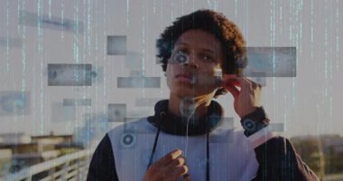 Kulaklığın ayarlanması, çocuğun okul ortamında dijital animasyon ile etkileşimi. Teknoloji, eğitim, yenilik, etkileşim, öğrenme, artırılmış gerçeklik