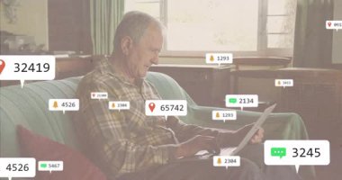 Dizüstü bilgisayar kullanarak, okuldaki yaşlı adam konum ve bildirimleri canlandırıyor. Teknoloji, son sınıf, eğitim, sınıf, İnternet, dijital